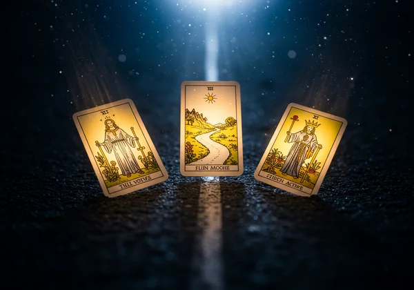 Tres cartas de tarot que iluminan un camino