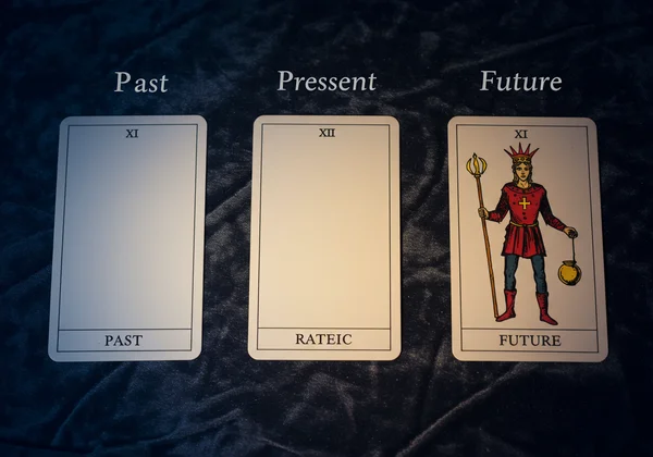 Tirage de tarot à trois cartes pour le passé, le présent et le futur